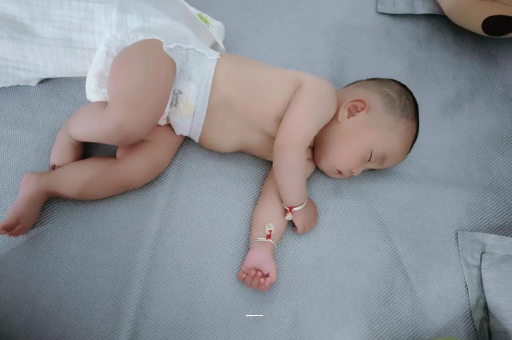 琼中宝宝拉屎有黑色颗粒